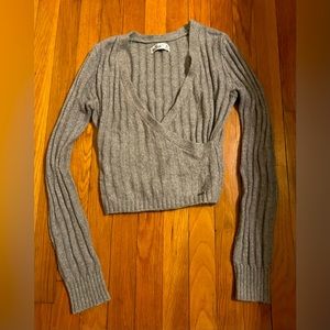 Hollister juniors size XS grey v-neck sweater EUC